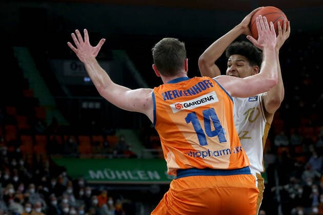 15.02.22, Neu Ulm, Deutschland, ratiopharm Arena, ratiopharm ulm vs. Basketball Loewen Braunschweig - Basketball Bundesliga, Philipp Herkenhoff (ratiopharm ulm) und Sananda Frau (Basketball Loewen Braunschweig) im Zweikampf (Foto H. Langer) Neu Ulm ratiopharm Arena Bayern Deutschland