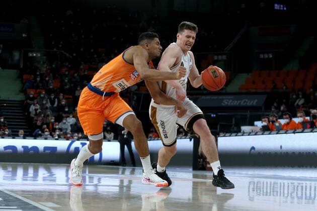 15.02.22, Neu Ulm, Deutschland, ratiopharm Arena, ratiopharm ulm vs. Basketball Loewen Braunschweig - Basketball Bundesliga, Karim Jallow (ratiopharm ulm) und Ondrej Sehnal (Basketball Loewen Braunschweig) im Zweikampf (Foto H. Langer) Neu Ulm ratiopharm Arena Bayern Deutschland