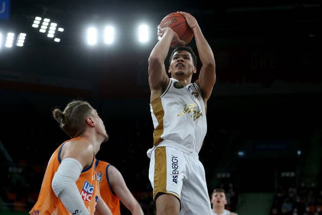 15.02.22, Neu Ulm, Deutschland, ratiopharm Arena, ratiopharm ulm vs. Basketball Loewen Braunschweig - Basketball Bundesliga, Thomas Klepeisz (ratiopharm ulm) und Brandon Tischler (Basketball Loewen Braunschweig) im Zweikampf (Foto H. Langer) Neu Ulm ratiopharm Arena Bayern Deutschland