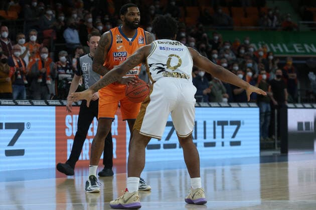15.02.22, Neu Ulm, Deutschland, ratiopharm Arena, ratiopharm ulm vs. Basketball Loewen Braunschweig - Basketball Bundesliga, Sindarius Thornwell (ratiopharm ulm) und Tookie Brown (Basketball Loewen Braunschweig) im Zweikampf (Foto H. Langer) Neu Ulm ratiopharm Arena Bayern Deutschland