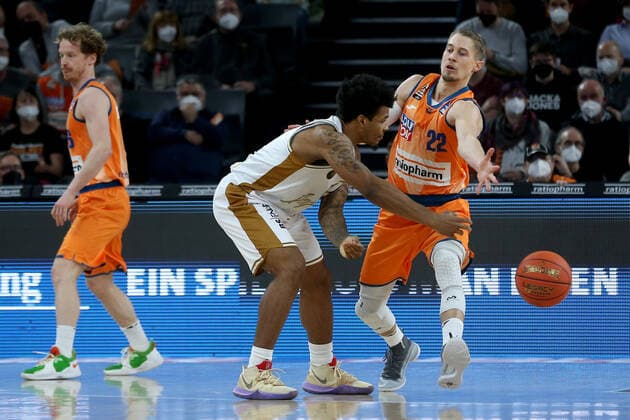 15.02.22, Neu Ulm, Deutschland, ratiopharm Arena, ratiopharm ulm vs. Basketball Loewen Braunschweig - Basketball Bundesliga, Tookie Brown (Basketball Loewen Braunschweig) und Thomas Klepeisz (ratiopharm ulm) im Zweikampf (Foto H. Langer) Neu Ulm ratiopharm Arena Bayern Deutschland