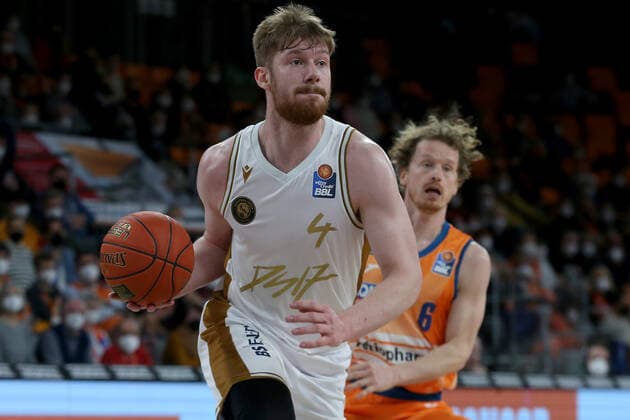 15.02.22, Neu Ulm, Deutschland, ratiopharm Arena, ratiopharm ulm vs. Basketball Loewen Braunschweig - Basketball Bundesliga, Luc van Slooten (Basketball Loewen Braunschweig) und Per Guenther (ratiopharm ulm) im Zweikampf (Foto H. Langer) Neu Ulm ratiopharm Arena Bayern Deutschland