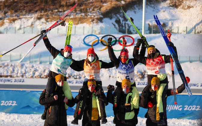 Bilder des Jahres 2022, Sport 02 Februar Sport Themen der Woche KW 07 Sport Bilder des Tages ZHANGJIAKOU, CHINA - FEBRUARY 16, 2022: Athletes Vanessa Hinz, Franziska Preuss, Denise Herrmann and Vanessa Voigt (L-R) of Germany celebrate their bronze medals during a flower ceremony after the women s 4x6km biathlon relay race at the National Biathlon Centre as part of the 2022 Winter Olympic Games, Olympische Spiele, Olympia, OS Sergei Bobylev TASS  TS12381D