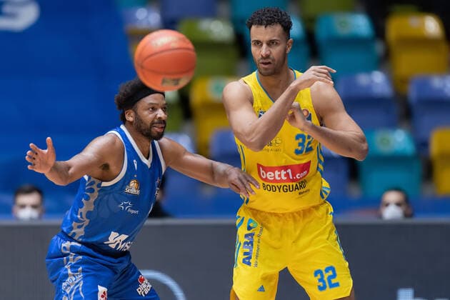 Fraport Skyliners - Alba Berlin, easyCredit-BBL Johannes Thiemann (Alba Berlin, 32), links Quantez Robertson (Fraport Skyliners, 23). Basketball-Spiel der easyCredit BBL zwischen den Fraport Skyliners und Alba Berlin am 15. Februar 2022 in der Ballsporthalle in Frankfurt am Main., Frankfurt am Main Hessen Deutschland Ballsporthalle
