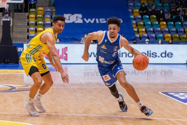 Fraport Skyliners - Alba Berlin, easyCredit-BBL Len Adam Schoormann (Fraport Skyliners, 6) hat Maodo Lo (Alba Berlin, 0) überlaufen. Basketball-Spiel der easyCredit BBL zwischen den Fraport Skyliners und Alba Berlin am 15. Februar 2022 in der Ballsporthalle in Frankfurt am Main., Frankfurt am Main Hessen Deutschland Ballsporthalle
