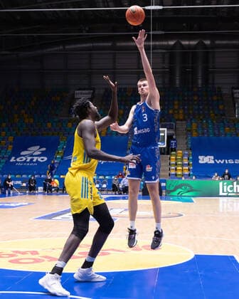 Fraport Skyliners - Alba Berlin, easyCredit-BBL Christ Koumadje (Alba Berlin, 21) verteidigt gegen Matt Haarms (Fraport Skyliners, 3). Basketball-Spiel der easyCredit BBL zwischen den Fraport Skyliners und Alba Berlin am 15. Februar 2022 in der Ballsporthalle in Frankfurt am Main., Frankfurt am Main Hessen Deutschland Ballsporthalle