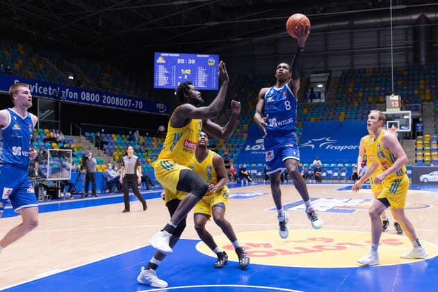 Fraport Skyliners - Alba Berlin, easyCredit-BBL Christ Koumadje (Alba Berlin, 21), Jaleen Smith (Alba Berlin, 3) und Luke Sikma (Alba Berlin, 43) schauen nur zu, wie Brancou Badio (Fraport Skyliners, 8) zum Korb hoch steigt. Links am Bildrand Matt Haarms (Fraport Skyliners, 3). Basketball-Spiel der easyCredit BBL zwischen den Fraport Skyliners und Alba Berlin am 15. Februar 2022 in der Ballsporthalle in Frankfurt am Main., Frankfurt am Main Hessen Deutschland Ballsporthalle