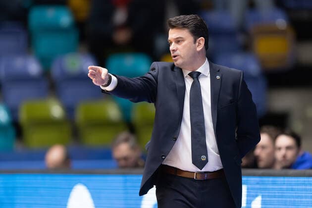 Fraport Skyliners - Alba Berlin, easyCredit-BBL Cheftrainer Israel Gonzales (Alba Berlin). Basketball-Spiel der easyCredit BBL zwischen den Fraport Skyliners und Alba Berlin am 15. Februar 2022 in der Ballsporthalle in Frankfurt am Main., Frankfurt am Main Hessen Deutschland Ballsporthalle