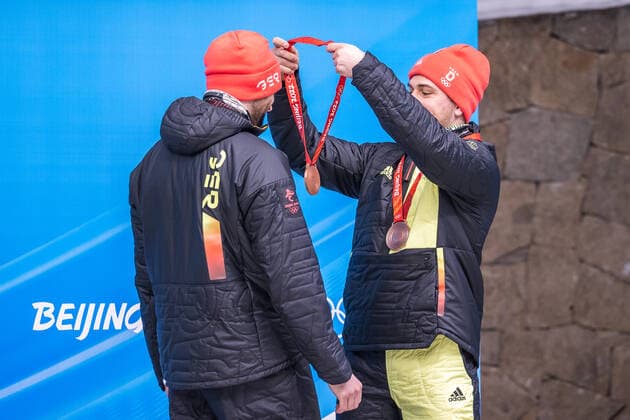 CHN, Olympische Winterspiele, Peking 2022 15.02.2022, National Sliding Centre, Yanqing, CHN, Olympische Winterspiele, Peking 2022, Bob, Zweierbob, Herren, Medaillen Zeremonie, im Bild Bronzemedaillengewinner Christoph Hafer mit Matthias Sommer (GER) Bronze medalist Christoph Hafer with Matthias Sommer of Germany during the Medal Award Ceremony of men Doubles Bobsleigh Competition for the Winter Olympic Games, Olympische Spiele, Olympia, OS Beijing 2022. National Sliding Centre in Yanqing, China on 2022 02 15. Yanqing China National Sliding Centre *** CHN, Winter Olympics, Beijing 2022 15 02 2022, National Sliding Centre, Yanqing, CHN, Winter Olympics, Beijing 2022, bobsleigh, two-man bobsleigh, men, medal ceremony, in picture bronze medalist Christoph Hafer with Matthias Sommer GER Bronze medalist Christoph Hafer with Matthias Sommer of Germany during the Medal Award Ceremony of men Doubles Bobsleigh Competition for the Winter Olympic Games Beijing 2022 National Sliding Centre in Yanqing, China on 2022 02 15 Yanqing China National Sliding Centre