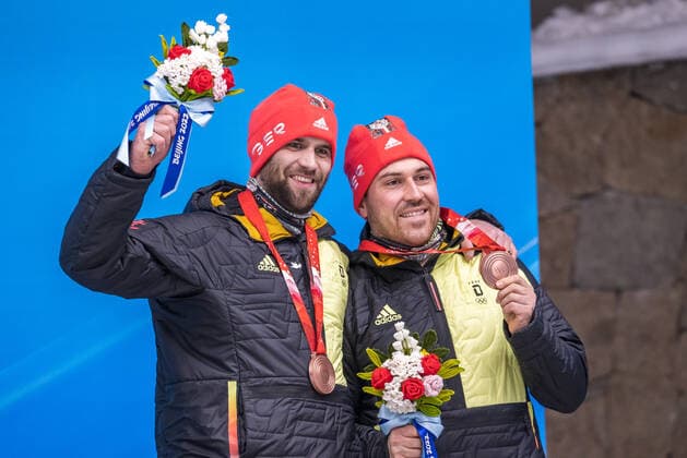 CHN, Olympische Winterspiele, Peking 2022 15.02.2022, National Sliding Centre, Yanqing, CHN, Olympische Winterspiele, Peking 2022, Bob, Zweierbob, Herren, Medaillen Zeremonie, im Bild Bronzemedaillengewinner Christoph Hafer mit Matthias Sommer (GER) Bronze medalist Christoph Hafer with Matthias Sommer of Germany during the Medal Award Ceremony of men Doubles Bobsleigh Competition for the Winter Olympic Games, Olympische Spiele, Olympia, OS Beijing 2022. National Sliding Centre in Yanqing, China on 2022 02 15. Yanqing China National Sliding Centre *** CHN, Winter Olympics, Beijing 2022 15 02 2022, National Sliding Centre, Yanqing, CHN, Winter Olympics, Beijing 2022, bobsleigh, two-man bobsleigh, men, medal ceremony, in picture bronze medalist Christoph Hafer with Matthias Sommer GER Bronze medalist Christoph Hafer with Matthias Sommer of Germany during the Medal Award Ceremony of men Doubles Bobsleigh Competition for the Winter Olympic Games Beijing 2022 National Sliding Centre in Yanqing, China on 2022 02 15 Yanqing China National Sliding Centre