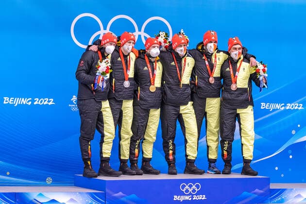 CHN, Olympische Winterspiele, Peking 2022 15.02.2022, National Sliding Centre, Yanqing, CHN, Olympische Winterspiele, Peking 2022, Bob, Zweierbob, Herren, Medaillen Zeremonie, im Bild v.l. Silbermedaillengewinner Johannes Lochner mit Florian Bauer (GER), Goldmedaillengewinner und Olympiasieger Francesco Friedrich mit Thorsten Margis (GER), Bronzemedaillengewinner Christoph Hafer mit Matthias Sommer (GER) Left to right: Silver medalist Johannes Lochner with Florian Bauer of Germany Gold medalist and Olympic champion Francesco Friedrich with Thorsten Margis of Germany Bronze medalist Christoph Hafer with Matthias Sommer of Germany during the Medal Award Ceremony of men Doubles Bobsleigh Competition for the Winter Olympic Games, Olympische Spiele, Olympia, OS Beijing 2022. National Sliding Centre in Yanqing, China on 2022 02 15. Yanqing China National Sliding Centre *** CHN, Winter Olympics, Beijing 2022 15 02 2022, National Sliding Centre, Yanqing, CHN, Winter Olympics, Beijing 2022, Bobsleigh, Two-man bobsleigh, Men, Medal Ceremony, in picture from l Silver medalist Johannes Lochner with Florian Bauer GER , Gold medalist and Olympic champion Francesco Friedrich with Thorsten Margis GER , Bronze medalist Christoph Hafer with Matthias Sommer GER Left to right Silver medalist Johannes Lochner with Florian Bauer of Germany Gold medalist and Olympic champion Francesco Friedrich with Thorsten Margis of Germany Bronze medalist Christoph Hafer with Matthias Sommer of Germany during the Medal Award Ceremony of men Doubles Bobsleigh Competition for the Winter Olympic Games Beijing 2022 National Sliding Centre in Yanqing, China on 2022 02 15 Yanqing China National Sliding Centre