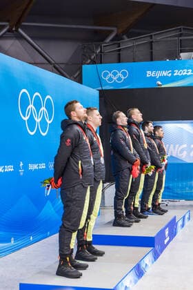 CHN, Olympische Winterspiele, Peking 2022 15.02.2022, National Sliding Centre, Yanqing, CHN, Olympische Winterspiele, Peking 2022, Bob, Zweierbob, Herren, Medaillen Zeremonie, im Bild v.l. Silbermedaillengewinner Johannes Lochner mit Florian Bauer (GER), Goldmedaillengewinner und Olympiasieger Francesco Friedrich mit Thorsten Margis (GER), Bronzemedaillengewinner Christoph Hafer mit Matthias Sommer (GER) Left to right: Silver medalist Johannes Lochner with Florian Bauer of Germany Gold medalist and Olympic champion Francesco Friedrich with Thorsten Margis of Germany Bronze medalist Christoph Hafer with Matthias Sommer of Germany during the Medal Award Ceremony of men Doubles Bobsleigh Competition for the Winter Olympic Games, Olympische Spiele, Olympia, OS Beijing 2022. National Sliding Centre in Yanqing, China on 2022 02 15. Yanqing China National Sliding Centre *** CHN, Winter Olympics, Beijing 2022 15 02 2022, National Sliding Centre, Yanqing, CHN, Winter Olympics, Beijing 2022, Bobsleigh, Two-man bobsleigh, Men, Medal Ceremony, in picture from l Silver medalist Johannes Lochner with Florian Bauer GER , Gold medalist and Olympic champion Francesco Friedrich with Thorsten Margis GER , Bronze medalist Christoph Hafer with Matthias Sommer GER Left to right Silver medalist Johannes Lochner with Florian Bauer of Germany Gold medalist and Olympic champion Francesco Friedrich with Thorsten Margis of Germany Bronze medalist Christoph Hafer with Matthias Sommer of Germany during the Medal Award Ceremony of men Doubles Bobsleigh Competition for the Winter Olympic Games Beijing 2022 National Sliding Centre in Yanqing, China on 2022 02 15 Yanqing China National Sliding Centre