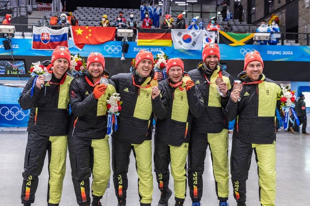 CHN, Olympische Winterspiele, Peking 2022 15.02.2022, National Sliding Centre, Yanqing, CHN, Olympische Winterspiele, Peking 2022, Bob, Zweierbob, Herren, Medaillen Zeremonie, im Bild v.l. Silbermedaillengewinner Johannes Lochner mit Florian Bauer (GER), Goldmedaillengewinner und Olympiasieger Francesco Friedrich mit Thorsten Margis (GER), Bronzemedaillengewinner Christoph Hafer mit Matthias Sommer (GER) Left to right: Silver medalist Johannes Lochner with Florian Bauer of Germany Gold medalist and Olympic champion Francesco Friedrich with Thorsten Margis of Germany Bronze medalist Christoph Hafer with Matthias Sommer of Germany during the Medal Award Ceremony of men Doubles Bobsleigh Competition for the Winter Olympic Games, Olympische Spiele, Olympia, OS Beijing 2022. National Sliding Centre in Yanqing, China on 2022 02 15. Yanqing China National Sliding Centre *** CHN, Winter Olympics, Beijing 2022 15 02 2022, National Sliding Centre, Yanqing, CHN, Winter Olympics, Beijing 2022, Bobsleigh, Two-man bobsleigh, Men, Medal Ceremony, in picture from l Silver medalist Johannes Lochner with Florian Bauer GER , Gold medalist and Olympic champion Francesco Friedrich with Thorsten Margis GER , Bronze medalist Christoph Hafer with Matthias Sommer GER Left to right Silver medalist Johannes Lochner with Florian Bauer of Germany Gold medalist and Olympic champion Francesco Friedrich with Thorsten Margis of Germany Bronze medalist Christoph Hafer with Matthias Sommer of Germany during the Medal Award Ceremony of men Doubles Bobsleigh Competition for the Winter Olympic Games Beijing 2022 National Sliding Centre in Yanqing, China on 2022 02 15 Yanqing China National Sliding Centre