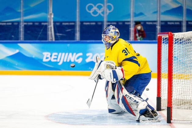 220216 Goaltender Lars Johansson of Sweden ahead of the men?s Ice hockey, Eishockey quarterfinal between Sweden and Canada during day 12 of the 2022 Winter Olympics on February 16, 2022 in Beijing. Photo: Maxim Thore BILDBYRAN kod MT MT0326 ishockey ice hockey Olympic Games, Olympische Spiele, Olympia, OS olympics winter olympics os ol olympiska spel vinter-os olympiske leker peking peking 2022 beijing 2022 beijing 2022 olympic games beijing 2022 winter olympic games peking-os beijing-ol vinter-ol 12 bbeng kvartsfinal sverige kanada Copyright: MAXIMxTHORE BB220216MT092