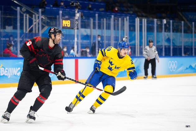 220216 Daniel Winnik of Canada and Pontus Holmberg of Sweden in the men?s Ice hockey, Eishockey quarterfinal between Sweden and Canada during day 12 of the 2022 Winter Olympics on February 16, 2022 in Beijing. Photo: Maxim Thore BILDBYRAN kod MT MT0326 ishockey ice hockey Olympic Games, Olympische Spiele, Olympia, OS olympics winter olympics os ol olympiska spel vinter-os olympiske leker peking peking 2022 beijing 2022 beijing 2022 olympic games beijing 2022 winter olympic games peking-os beijing-ol vinter-ol 12 bbeng kvartsfinal sverige kanada Copyright: MAXIMxTHORE BB220216MT102