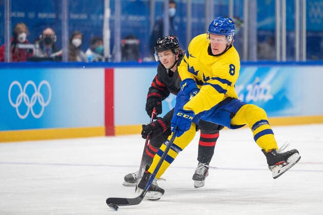 220216 Fredrik Olofsson of Sweden in the men?s Ice hockey, Eishockey quarterfinal between Sweden and Canada during day 12 of the 2022 Winter Olympics on February 16, 2022 in Beijing. Photo: Maxim Thore BILDBYRAN kod MT MT0326 ishockey ice hockey Olympic Games, Olympische Spiele, Olympia, OS olympics winter olympics os ol olympiska spel vinter-os olympiske leker peking peking 2022 beijing 2022 beijing 2022 olympic games beijing 2022 winter olympic games peking-os beijing-ol vinter-ol 12 bbeng kvartsfinal sverige kanada Copyright: MAXIMxTHORE BB220216MT113