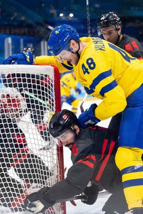 220216 Morgan Ellis of Canada and Carl Klingberg of Sweden in the men?s Ice hockey, Eishockey quarterfinal between Sweden and Canada during day 12 of the 2022 Winter Olympics on February 16, 2022 in Beijing. Photo: Maxim Thore BILDBYRAN kod MT MT0326 ishockey ice hockey Olympic Games, Olympische Spiele, Olympia, OS olympics winter olympics os ol olympiska spel vinter-os olympiske leker peking peking 2022 beijing 2022 beijing 2022 olympic games beijing 2022 winter olympic games peking-os beijing-ol vinter-ol 12 bbeng kvartsfinal sverige kanada Copyright: MAXIMxTHORE BB220216MT117