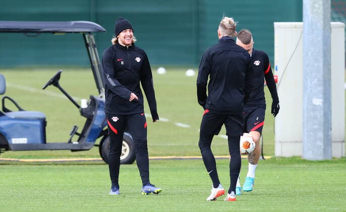 Europa League RB Leipzig - Training 16.12.2022 Leipzig, 16.02.2022, RBL Trainingszentrum, Europa League , RB Leipzig Abschlusstraining am Vortag von RBL v. Real San Sebastian , Im Bild v.l.: Emil Forsberg, Kevin Kampl und Angeli–o Angelino , Picture Point