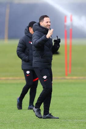 Europa League RB Leipzig - Training 16.12.2022 Leipzig, 16.02.2022, RBL Trainingszentrum, Europa League , RB Leipzig Abschlusstraining am Vortag von RBL v. Real San Sebastian , Im Bild: Trainer Domenico Tedesco (mitte, RB Leipzig) ,