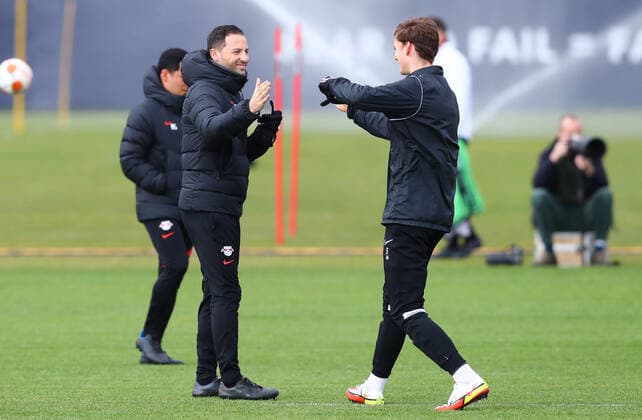 Europa League RB Leipzig - Training 16.12.2022 Leipzig, 16.02.2022, RBL Trainingszentrum, Europa League , RB Leipzig Abschlusstraining am Vortag von RBL v. Real San Sebastian , Im Bild v.l.: Trainer Domenico Tedesco (RB Leipzig) und David Lelle (RBL U19 Nachwuchs). ,