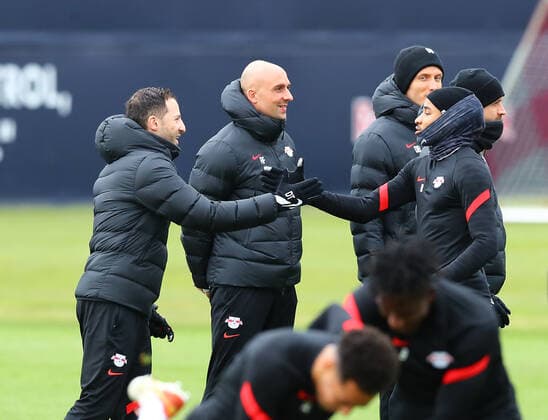 Europa League RB Leipzig - Training 16.12.2022 Leipzig, 16.02.2022, RBL Trainingszentrum, Europa League , RB Leipzig Abschlusstraining am Vortag von RBL v. Real San Sebastian , Im Bild v.l.: Trainer Domenico Tedesco (RB Leipzig), Athletiktrainer Ruwen Faller und Christopher Nkunku (18, RB Leipzig) ,