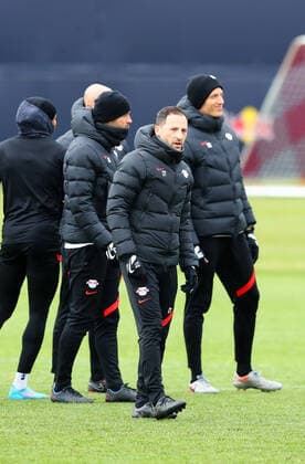 Europa League RB Leipzig - Training 16.12.2022 Leipzig, 16.02.2022, RBL Trainingszentrum, Europa League , RB Leipzig Abschlusstraining am Vortag von RBL v. Real San Sebastian , Im Bild: Trainer Domenico Tedesco (mitte, RB Leipzig) ,