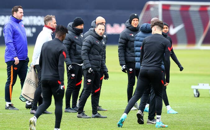 Europa League RB Leipzig - Training 16.12.2022 Leipzig, 16.02.2022, RBL Trainingszentrum, Europa League , RB Leipzig Abschlusstraining am Vortag von RBL v. Real San Sebastian , Im Bild: Trainer Domenico Tedesco (mitte, RB Leipzig) ,