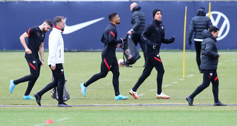 Europa League RB Leipzig - Training 16.12.2022 Leipzig, 16.02.2022, RBL Trainingszentrum, Europa League , RB Leipzig Abschlusstraining am Vortag von RBL v. Real San Sebastian , Im Bild v.l.: Josko Gvardiol, Co Trainer Max Urwantschky, Benjamin Henrichs, Yussuf Poulsen und Mauricio Sanchez ( Integrationsbeauftragter). ,