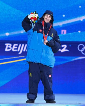 BEIJING 2022, Ski Freestyle, Slopestyle Männer, Siegerehrung (220216) -- ZHANGJIAKOU, Feb. 16, 2022 -- Bronze medalist Jesper Tjader of Sweden poses during the awarding ceremony of freestyle skiing men s freeski slopestyle at Zhangjiakou Medals Plaza of the Winter Olympics in Zhangjiakou, north China s Hebei Province, Feb. 16, 2022. ) (BEIJING2022)CHINA-ZHANGJIAKOU-OLYMPIC Winter games, Winterspiele,Spiele, Summer games AWARDING CEREMONY-FREESTYLE SKIING (CN) DaixTianfang