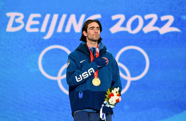 BEIJING 2022, Ski Freestyle, Slopestyle Männer, Siegerehrung (220216) -- ZHANGJIAKOU, Feb. 16, 2022 -- Gold medalist Alexander Hall of the United States reacts during the awarding ceremony of freestyle skiing men s freeski slopestyle at Zhangjiakou Medals Plaza of the Winter Olympics in Zhangjiakou, north China s Hebei Province, Feb. 16, 2022. ) (BEIJING2022)CHINA-ZHANGJIAKOU-OLYMPIC Winter games, Winterspiele,Spiele, Summer games AWARDING CEREMONY-FREESTYLE SKIING (CN) FengxKaihua