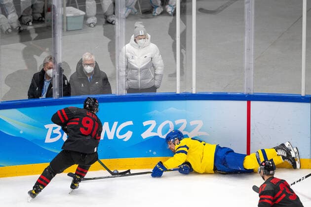 220216 Jordan Weal of Canada and Anton Lander of Sweden in the men?s Ice hockey, Eishockey quarterfinal between Sweden and Canada during day 12 of the 2022 Winter Olympics on February 16, 2022 in Beijing. Photo: Mathias Bergeld BILDBYRAN kod MB MT0326 ishockey ice hockey Olympic Games, Olympische Spiele, Olympia, OS olympics winter olympics os ol olympiska spel vinter-os olympiske leker peking peking 2022 beijing 2022 beijing 2022 olympic games beijing 2022 winter olympic games peking-os beijing-ol vinter-ol 12 bbeng kvartsfinal sverige kanada Copyright: MATHIASxBERGELD BB220216MB080