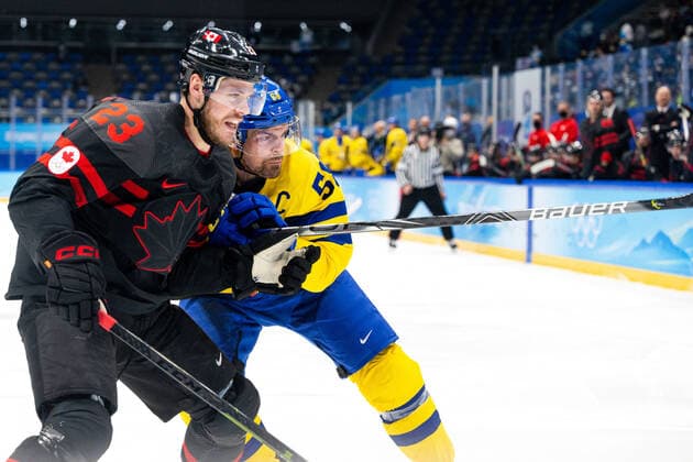 220216 Tyler Wotherspoon of Canada and Anton Lander of Sweden in the men?s Ice hockey, Eishockey quarterfinal between Sweden and Canada during day 12 of the 2022 Winter Olympics on February 16, 2022 in Beijing. Photo: Maxim Thore BILDBYRAN kod MT MT0326 ishockey ice hockey Olympic Games, Olympische Spiele, Olympia, OS olympics winter olympics os ol olympiska spel vinter-os olympiske leker peking peking 2022 beijing 2022 beijing 2022 olympic games beijing 2022 winter olympic games peking-os beijing-ol vinter-ol 12 bbeng kvartsfinal sverige kanada Copyright: MAXIMxTHORE BB220216MT149