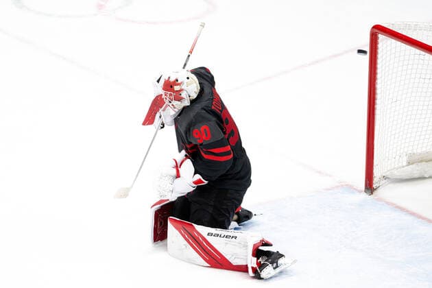 220216 Goaltender Matt Tomkins of Canada let?s in the 1-0 goal in the men?s Ice hockey, Eishockey quarterfinal between Sweden and Canada during day 12 of the 2022 Winter Olympics on February 16, 2022 in Beijing. Photo: Mathias Bergeld BILDBYRAN kod MB MT0326 ishockey ice hockey Olympic Games, Olympische Spiele, Olympia, OS olympics winter olympics os ol olympiska spel vinter-os olympiske leker peking peking 2022 beijing 2022 beijing 2022 olympic games beijing 2022 winter olympic games peking-os beijing-ol vinter-ol 12 bbeng kvartsfinal sverige kanada depp Copyright: MATHIASxBERGELD BB220216MB086