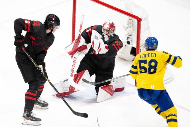220216 Anton Lander of Sweden against Owen Power and goaltender Matt Tomkins of Canada in the men?s Ice hockey, Eishockey quarterfinal between Sweden and Canada during day 12 of the 2022 Winter Olympics on February 16, 2022 in Beijing. Photo: Mathias Bergeld BILDBYRAN kod MB MT0326 ishockey ice hockey Olympic Games, Olympische Spiele, Olympia, OS olympics winter olympics os ol olympiska spel vinter-os olympiske leker peking peking 2022 beijing 2022 beijing 2022 olympic games beijing 2022 winter olympic games peking-os beijing-ol vinter-ol 12 bbeng kvartsfinal sverige kanada Copyright: MATHIASxBERGELD BB220216MB088