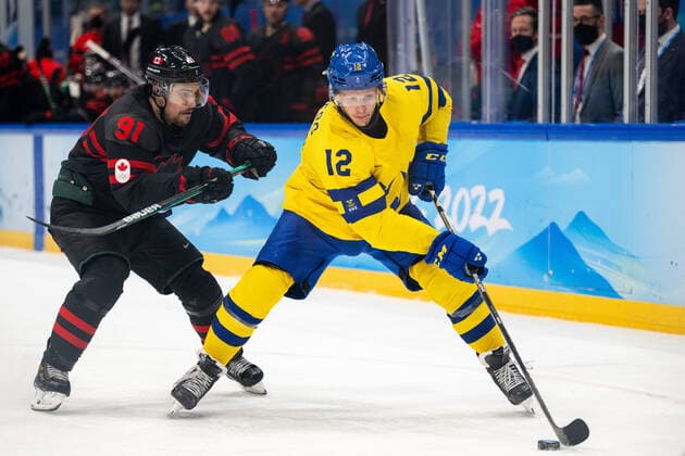220216 Jordan Weal of Canada and Max Friberg of Sweden in the men?s Ice hockey, Eishockey quarterfinal between Sweden and Canada during day 12 of the 2022 Winter Olympics on February 16, 2022 in Beijing. Photo: Maxim Thore BILDBYRAN kod MT MT0326 ishockey ice hockey Olympic Games, Olympische Spiele, Olympia, OS olympics winter olympics os ol olympiska spel vinter-os olympiske leker peking peking 2022 beijing 2022 beijing 2022 olympic games beijing 2022 winter olympic games peking-os beijing-ol vinter-ol 12 bbeng kvartsfinal sverige kanada Copyright: MAXIMxTHORE BB220216MT159
