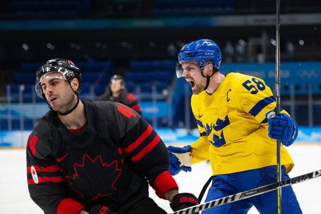 Sport Bilder des Tages 220216 Anton Lander of Sweden celebrates the 2-0 goal in the men?s Ice hockey, Eishockey quarterfinal between Sweden and Canada during day 12 of the 2022 Winter Olympics on February 16, 2022 in Beijing. Photo: Maxim Thore BILDBYRAN kod MT MT0326 ishockey ice hockey Olympic Games, Olympische Spiele, Olympia, OS olympics winter olympics os ol olympiska spel vinter-os olympiske leker peking peking 2022 beijing 2022 beijing 2022 olympic games beijing 2022 winter olympic games peking-os beijing-ol vinter-ol 12 bbeng kvartsfinal sverige kanada jubel Copyright: MAXIMxTHORE BB220216MT160