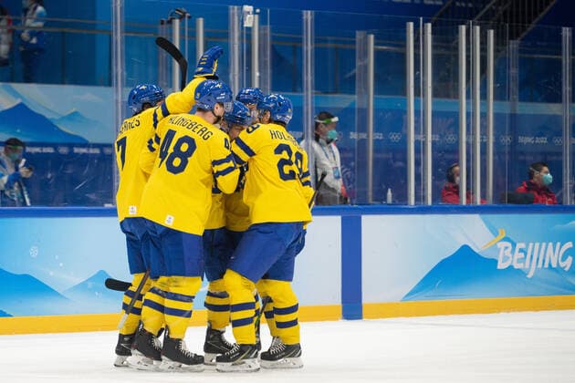 220216 Players of Sweden celebrate the 2-0 goal by Anton Lander in the men?s Ice hockey, Eishockey quarterfinal between Sweden and Canada during day 12 of the 2022 Winter Olympics on February 16, 2022 in Beijing. Photo: Maxim Thore BILDBYRAN kod MT MT0326 ishockey ice hockey Olympic Games, Olympische Spiele, Olympia, OS olympics winter olympics os ol olympiska spel vinter-os olympiske leker peking peking 2022 beijing 2022 beijing 2022 olympic games beijing 2022 winter olympic games peking-os beijing-ol vinter-ol 12 bbeng kvartsfinal sverige kanada jubel Copyright: MAXIMxTHORE BB220216MT162