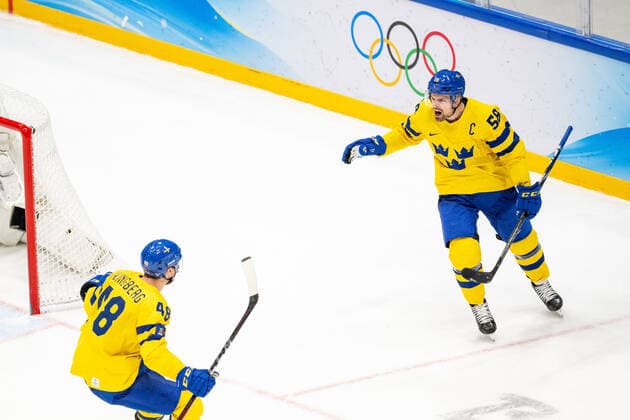 220216 Carl Klingberg and Anton Lander of Sweden celebrate the 2-0 goal in the men?s Ice hockey, Eishockey quarterfinal between Sweden and Canada during day 12 of the 2022 Winter Olympics on February 16, 2022 in Beijing. Photo: Mathias Bergeld BILDBYRAN kod MB MT0326 ishockey ice hockey Olympic Games, Olympische Spiele, Olympia, OS olympics winter olympics os ol olympiska spel vinter-os olympiske leker peking peking 2022 beijing 2022 beijing 2022 olympic games beijing 2022 winter olympic games peking-os beijing-ol vinter-ol 12 bbeng kvartsfinal sverige kanada jubel Copyright: MATHIASxBERGELD BB220216MB092
