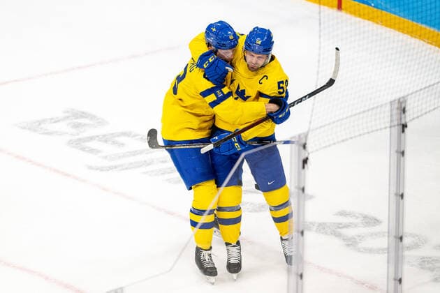 220216 Carl Klingberg and Anton Lander of Sweden celebrate the 2-0 goal in the men?s Ice hockey, Eishockey quarterfinal between Sweden and Canada during day 12 of the 2022 Winter Olympics on February 16, 2022 in Beijing. Photo: Mathias Bergeld BILDBYRAN kod MB MT0326 ishockey ice hockey Olympic Games, Olympische Spiele, Olympia, OS olympics winter olympics os ol olympiska spel vinter-os olympiske leker peking peking 2022 beijing 2022 beijing 2022 olympic games beijing 2022 winter olympic games peking-os beijing-ol vinter-ol 12 bbeng kvartsfinal sverige kanada jubel Copyright: MATHIASxBERGELD BB220216MB093