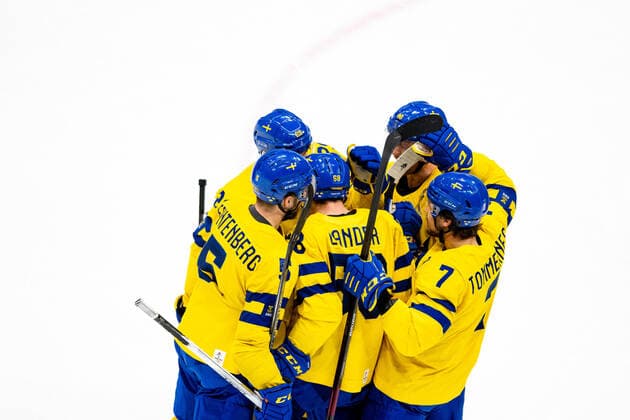 220216 Anton Lander of Sweden celebrates with teammates after the 2-0 goal in the men?s Ice hockey, Eishockey quarterfinal between Sweden and Canada during day 12 of the 2022 Winter Olympics on February 16, 2022 in Beijing. Photo: Mathias Bergeld BILDBYRAN kod MB MT0326 ishockey ice hockey Olympic Games, Olympische Spiele, Olympia, OS olympics winter olympics os ol olympiska spel vinter-os olympiske leker peking peking 2022 beijing 2022 beijing 2022 olympic games beijing 2022 winter olympic games peking-os beijing-ol vinter-ol 12 bbeng kvartsfinal sverige kanada jubel Copyright: MATHIASxBERGELD BB220216MB095