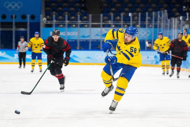 220216 Anton Lander of Sweden scores the 2-0 goal in the men?s Ice hockey, Eishockey quarterfinal between Sweden and Canada during day 12 of the 2022 Winter Olympics on February 16, 2022 in Beijing. Photo: Maxim Thore BILDBYRAN kod MT MT0326 ishockey ice hockey Olympic Games, Olympische Spiele, Olympia, OS olympics winter olympics os ol olympiska spel vinter-os olympiske leker peking peking 2022 beijing 2022 beijing 2022 olympic games beijing 2022 winter olympic games peking-os beijing-ol vinter-ol 12 bbeng kvartsfinal sverige kanada Copyright: MAXIMxTHORE BB220216MT163