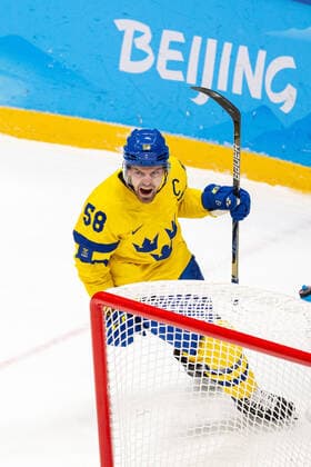 220216 Anton Lander of Sweden celebrates the 2-0 goal in the men?s Ice hockey, Eishockey quarterfinal between Sweden and Canada during day 12 of the 2022 Winter Olympics on February 16, 2022 in Beijing. Photo: Mathias Bergeld BILDBYRAN kod MB MT0326 ishockey ice hockey Olympic Games, Olympische Spiele, Olympia, OS olympics winter olympics os ol olympiska spel vinter-os olympiske leker peking peking 2022 beijing 2022 beijing 2022 olympic games beijing 2022 winter olympic games peking-os beijing-ol vinter-ol 12 bbeng kvartsfinal sverige kanada jubel Copyright: MATHIASxBERGELD BB220216MB097