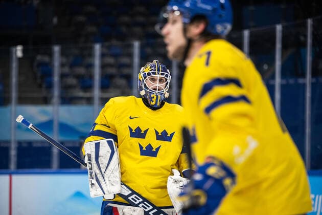 220216 Goaltender Lars Johansson of Sweden in the men?s Ice hockey, Eishockey quarterfinal between Sweden and Canada during day 12 of the 2022 Winter Olympics on February 16, 2022 in Beijing. Photo: Maxim ThorÃ BILDBYRAN kod MT MT0326 ishockey ice hockey Olympic Games, Olympische Spiele, Olympia, OS olympics winter olympics os ol olympiska spel vinter-os olympiske leker peking peking 2022 beijing 2022 beijing 2022 olympic games beijing 2022 winter olympic games peking-os beijing-ol vinter-ol 12 bbeng kvartsfinal sverige kanada Copyright: MAXIMxTHORE BB220216MT173