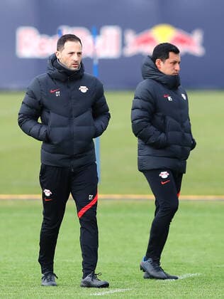 Europa League RB Leipzig - Training 16.12.2022 Leipzig, 16.02.2022, RBL Trainingszentrum, Europa League , RB Leipzig Abschlusstraining am Vortag von RBL v. Real San Sebastian , Im Bild v.l.: Trainer Domenico Tedesco (RB Leipzig) und Mauricio Sanchez (Integrationsbeauftragter RBL) ,