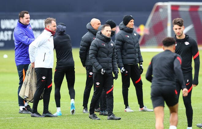 Europa League RB Leipzig - Training 16.12.2022 Leipzig, 16.02.2022, RBL Trainingszentrum, Europa League , RB Leipzig Abschlusstraining am Vortag von RBL v. Real San Sebastian , Im Bild: Trainer Domenico Tedesco (mitte, RB Leipzig) ,