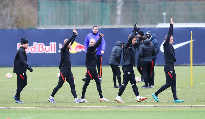Europa League RB Leipzig - Training 16.12.2022 Leipzig, 16.02.2022, RBL Trainingszentrum, Europa League , RB Leipzig Abschlusstraining am Vortag von RBL v. Real San Sebastian , Im Bild v.l.: Emil Forsberg, Konrad Laimer, Kevin Kampl, David Lelle und Lukas Klostermann (alle RB Leipzig) ,