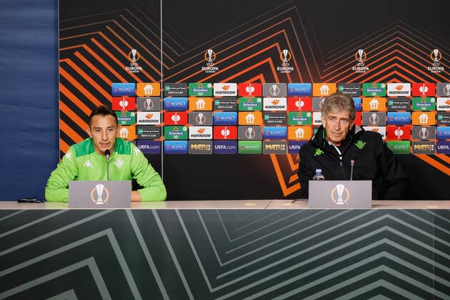 Zenit V Betis: Play-off - UEFA Europa League Real Betis head coach Manuel Pellegrini (R) and Andres Guardado talk to the media during press-conference on the eve of the UEFA Europa League play-off first leg match between Zenit St. Petersburg and Real Betis on February 16, 2022 at Gazprom Arena in Saint Petersburg, Russia. Saint Petersburg Russia  Copyright: xMikexKireevx originalFilename:kireev-zenitvbe220216_npOBg.jpg