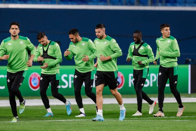 Zenit V Betis: Play-off - UEFA Europa League Aitor Ruibal (C) of Real Betis an his teammates during training session on the eve of the UEFA Europa League play-off first leg match between Zenit St. Petersburg and Real Betis on February 16, 2022 at Gazprom Arena in Saint Petersburg, Russia. Saint Petersburg Russia  Copyright: xMikexKireevx originalFilename:kireev-zenitvbe220216_npAT0.jpg