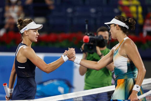 Garbine Muguruza gratuliert Veronika Kudermetova. Tennis - Dubai Tennis Championships 2022 - WTA, Tennis Damen - Dubai Duty Free Tennis Stadium - Dubai - - United Arab Emirates - 16 February 2022. Copyright: xJuergenxHasenkopfx
