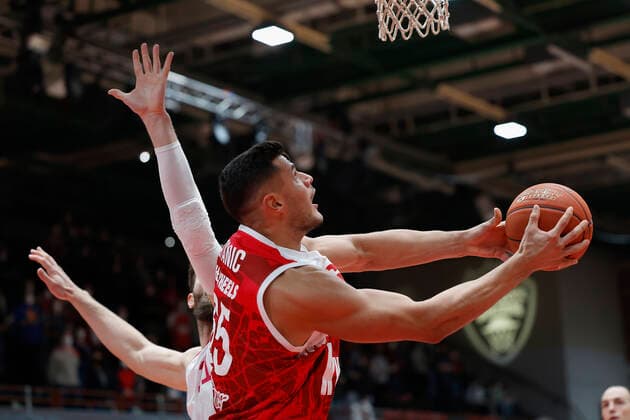 16.02.2022, Basketball, BBL, Hauptrunde, s.Oliver Wuerzburg - Telekom Baskets Bonn, GER, Wuerzburg, tectake Arena Bild: v. li. Leon Kratzer (Telekom Baskets Bonn) und Filip Stanic (s.Oliver Wuerzburg) Copyright: HMBxMedia xHeikoxBecker
